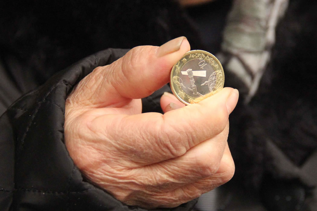 寒冷冬季市民排队兑换航天纪念钱币