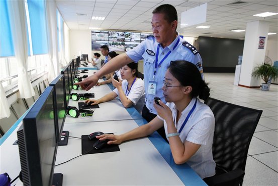 绵阳车管所交警指导各社会化考场工作人员进行远程监管和网上"巡逻"