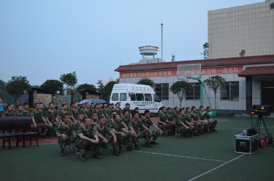 绵阳市图书馆公益电影进警营