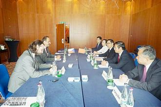 彭宇行拜访捷克总统顾问科胡特并举行工作会谈